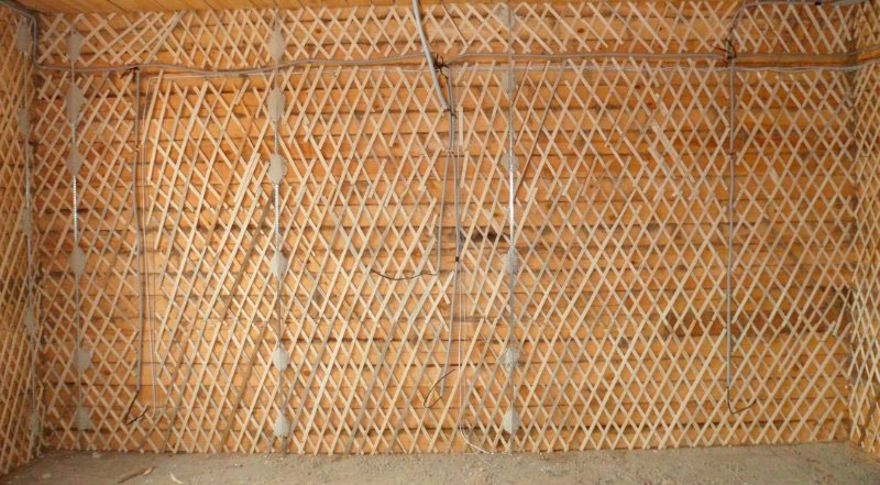 Як штукатурити деревяні стіни (підготовка стіни за допомогою драні)