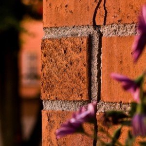 Ремонт тріщин у цегляних стінах, як позбавитися від трешін, фото відео