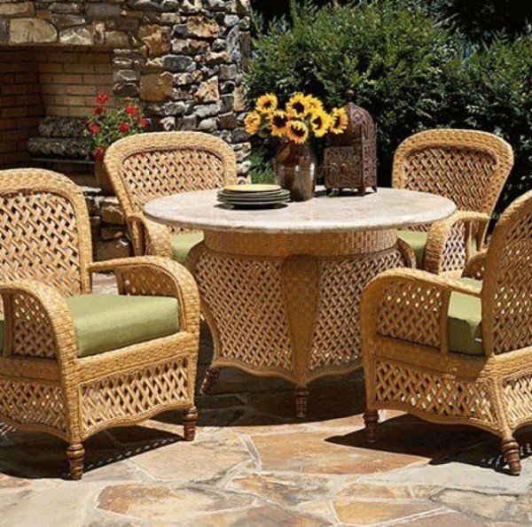 Які переваги має деревяні меблі для дачі?