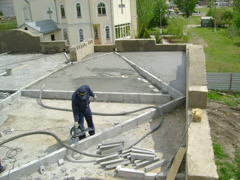 Ухил плоскої покрівлі — разуклонка і мінімальний кут (фото, відео)