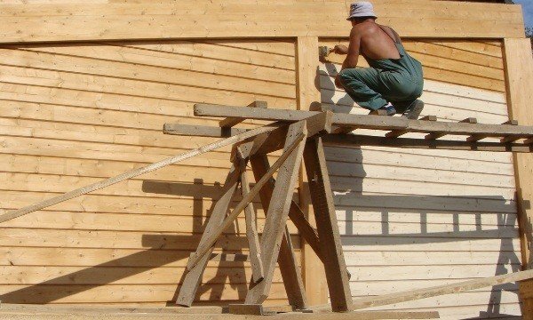 Особливості фарбування деревяного будинку