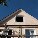 Укладання профнастилу на двосхилий дах: інструкція по монтажу, схеми, фото і відео