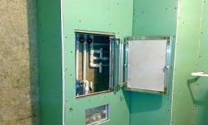 Чим закривати труби в туалеті   відео: як закрити труби пластиковими панелями