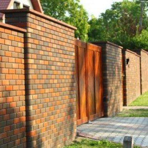 З якого цегли і який побудувати паркан З якого цегли і який побудувати паркан