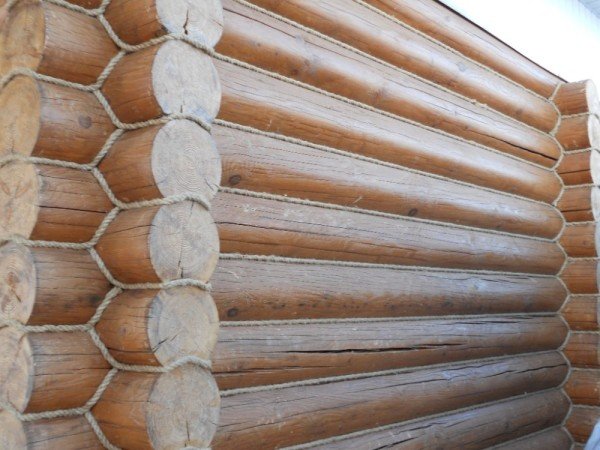 Вибір матеріалу для конопатки деревяного будинку і техніка її виконання