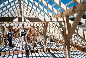 Двосхилий дах з мансардою своїми руками: пристрій, схеми, розрахунок матеріалів, поетапний процес монтажу