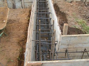 Стрічковий фундамент своїми руками: пристрій, лінолеум, гідроізоляція і заливка