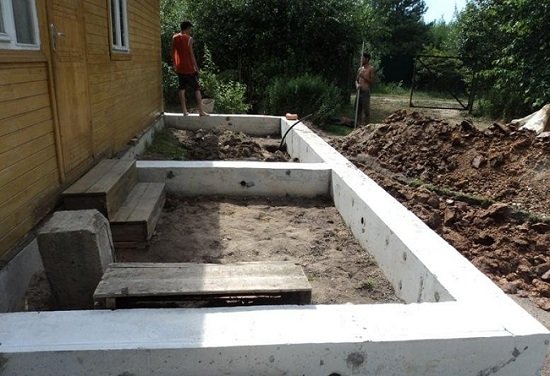 Як створювати прибудови до деревяного будинку з піноблоків?