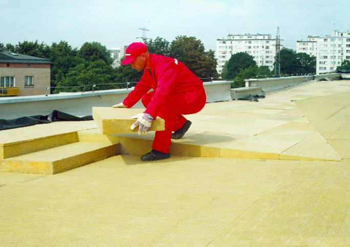 Ухил плоскої покрівлі — разуклонка і мінімальний кут (фото, відео)