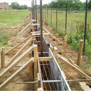 Види цегляних парканів: особливості кладки, догляд, фото і відео