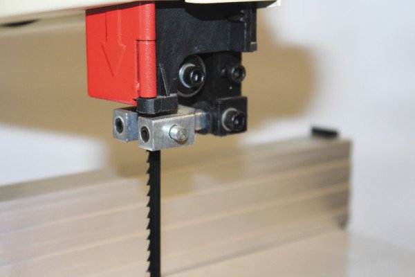 Ріжуче стрічкове полотно по дереву