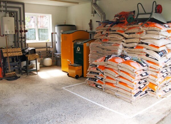 Як дешево опалити будинок без газу і електрики