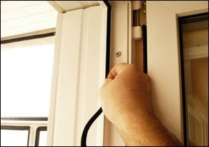 Як встановити пластикове вікно своїми руками: відео інструкція