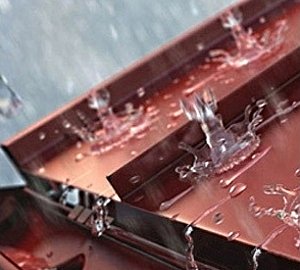 Укладання профнастилу на двосхилий дах: інструкція по монтажу, схеми, фото і відео