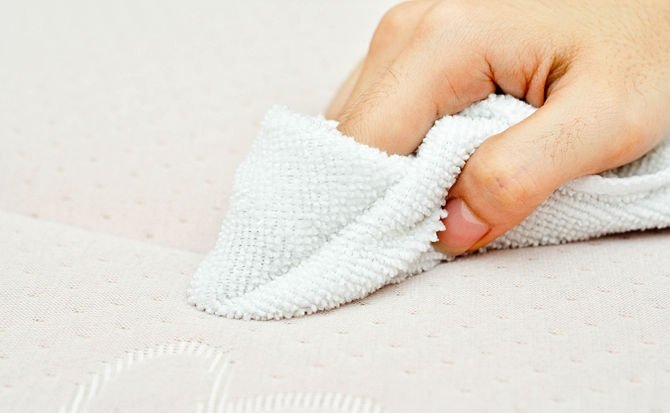 Позбавляємося від плям крові з матраца перевіреними способами Позбавляємося від плям крові з матраца перевіреними способами