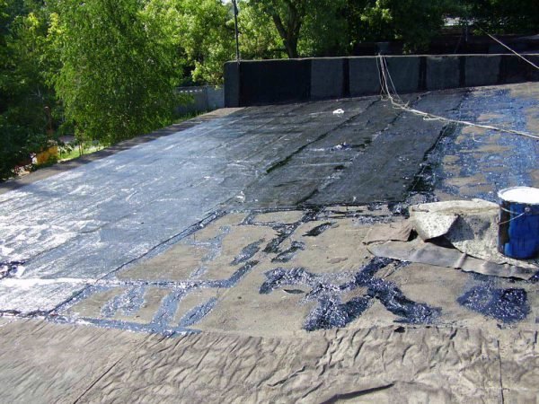 Мастика для приклеювання руберойду — холодна і гаряча бітумна мастика (відео, фото)