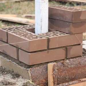 Паркан з профнастилу та цегли: як зробити своїми руками