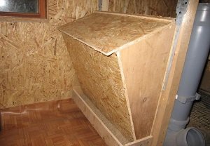 Як зробити годівницю для курей своїми руками: види, креслення з розмірами, фото і відео