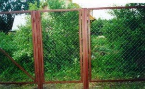 Установка паркану з сітки рабиці   секційний паркан своїми руками