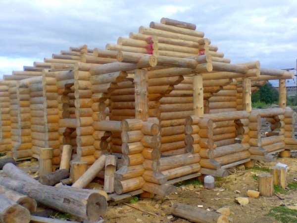 Різноманітна рубка в чашу деревяних зрубів