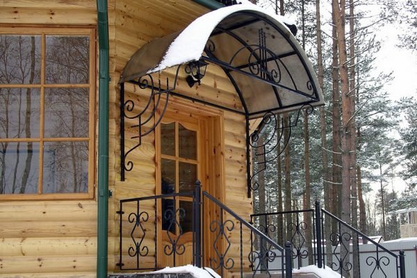 Козирок над входом з полікарбонату — види і креслення (фото, відео)