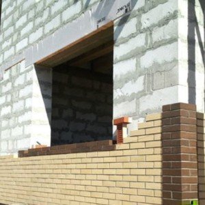 Облицювання будинку з газобетону цеглою своїми руками