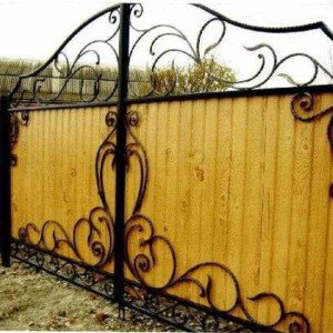 Будівництво паркану з профнастила c цегляними стовпчиками своїми руками