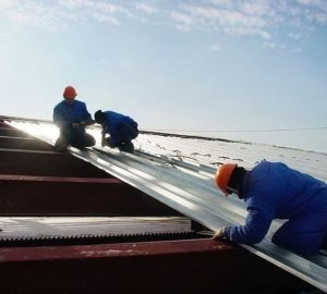 Укладання профнастилу на двосхилий дах: інструкція по монтажу, схеми, фото і відео