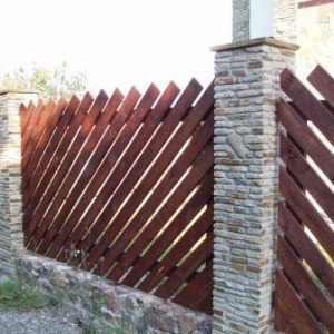 Паркан з дерева та цегли: як побудувати, огляд видів Паркан з дерева та цегли: як побудувати, огляд видів