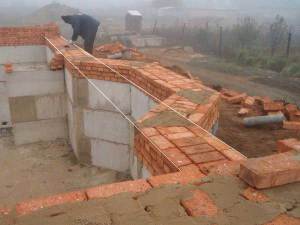 Цегла для цоколя: вибір, кладка своїми руками Цегла для цоколя: вибір, кладка своїми руками