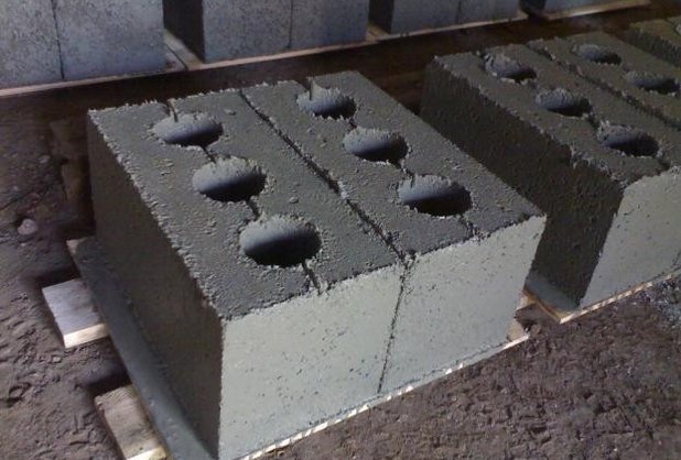 Шлакоблоки своїми руками: виготовлення шлакоблоків в домашніх умовах (+відео)