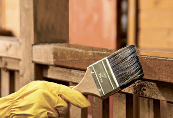 Можна використовувати гумову фарбу по дереву для зовнішніх робіт