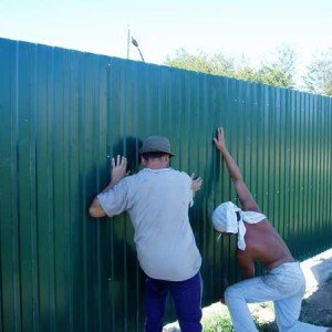 Будівництво паркану з профнастила c цегляними стовпчиками своїми руками