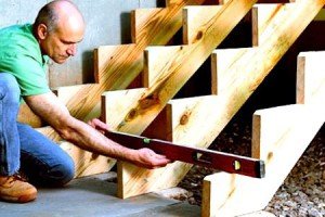Як зробити деревяні сходи на другий поверх своїми руками: 2 простих способи