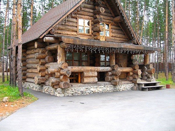 Особливості будинків з дикого зрубу