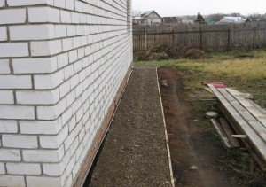 Як самостійно зробити вимощення фундаменту відео