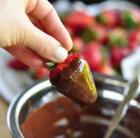 Як відіпрати шоколадні плями з білого одягу, замші, джинсів