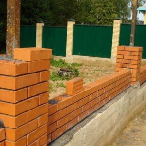 Будівництво паркану з профнастила c цегляними стовпчиками своїми руками