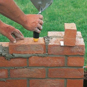 Як почати кладку цегли своїми руками: детальна відео інструкція