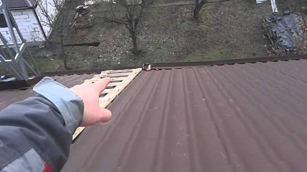 Як кріпити коник на металочерепицю — установка і монтаж (фото, відео)