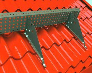 Встановлення снігозатримувача для металочерепиці на дах своїми руками