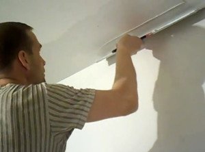 Як шпаклювати стелю під фарбування (з гіпсокартону, бетону)