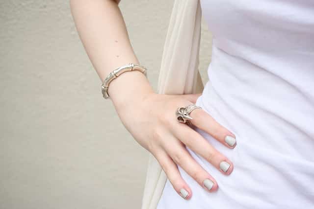 Як видалити жовті плями з білого одягу