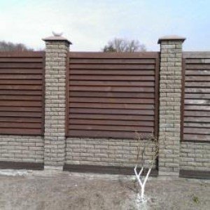 Види цегляних парканів: особливості кладки, догляд, фото і відео