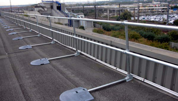 Висота парапету на плоскій покрівлі та його пристрій — відео інструкція та фото