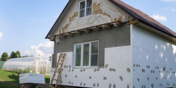 Як утеплити фасад приватного будинку: популярні рішення