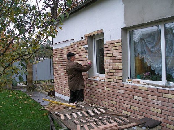 Оздоблювальна плитка для фасадів: вибір і монтаж