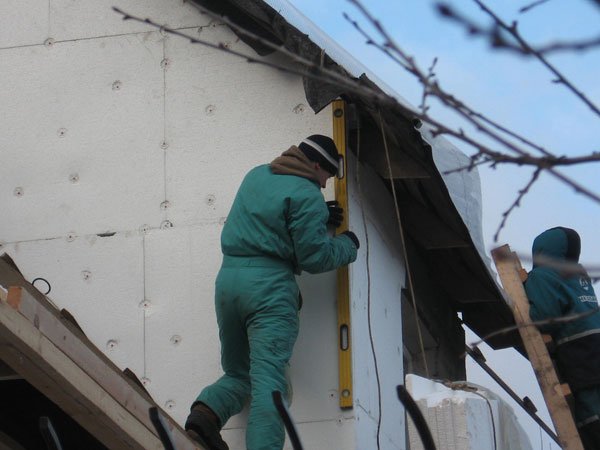 Як утеплити фасад: вибір матеріалу. Підготовка стін. Установка цокольного профілю, зовнішніх підвіконь