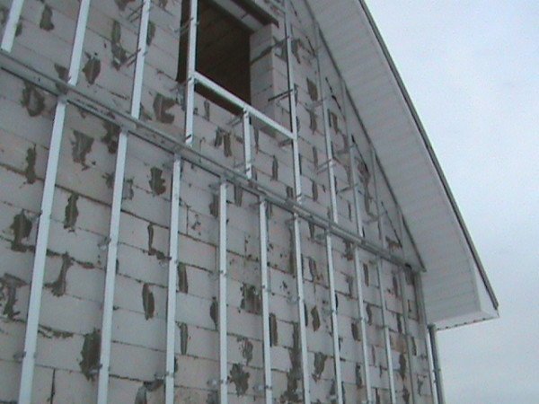 Фасадні панелі під камінь: особливості монтажу