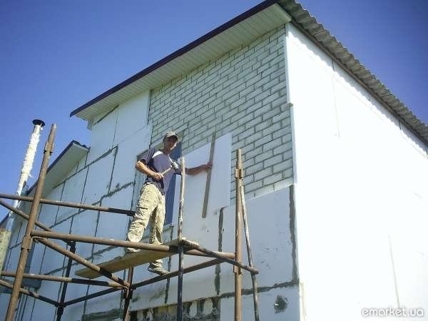Оздоблення фасаду короїдом: утеплюємо будинок і наносимо структурну штукатурку